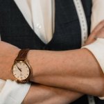 Rękaw raglanowy a Twoje proporcje: sprytny krój, który wysmukla i równoważy sylwetkę