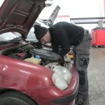Delikatne 'pocenie' przy uszczelniaczu półosi: kiedy to norma, a kiedy sygnał do działania?