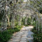 Zacznij zachwycać już od progu: łukowa pergola przy wejściu – pomysły, inspiracje i porady