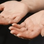 Drobne pęcherzyki na dłoniach? Oto sprawdzone sposoby, by szybko odzyskać gładką i spokojną skórę