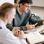 Moc rówieśniczej nauki: 10 korzyści, które daje tutoring wśród uczniów