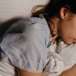 Przerywany sen, zmęczona cera: jak nocne pobudki sabotują urodę i jak to naprawić