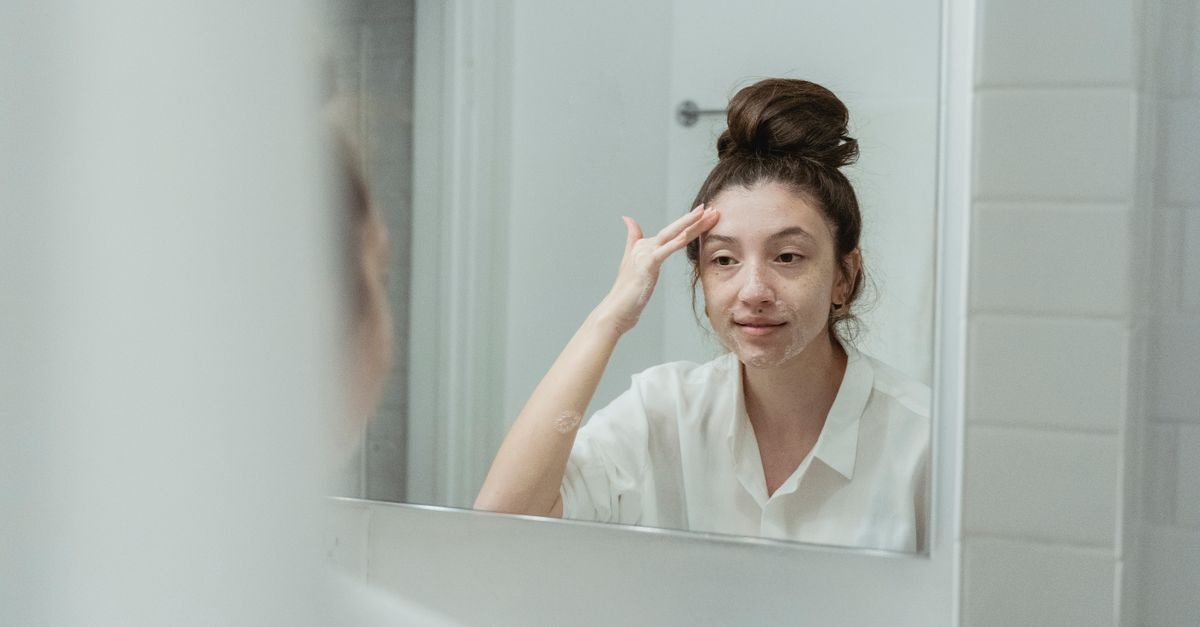 Melasma hormonalna pod lupą: codzienna pielęgnacja, która realnie rozjaśnia i chroni skórę