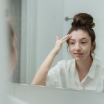 Melasma hormonalna pod lupą: codzienna pielęgnacja, która realnie rozjaśnia i chroni skórę